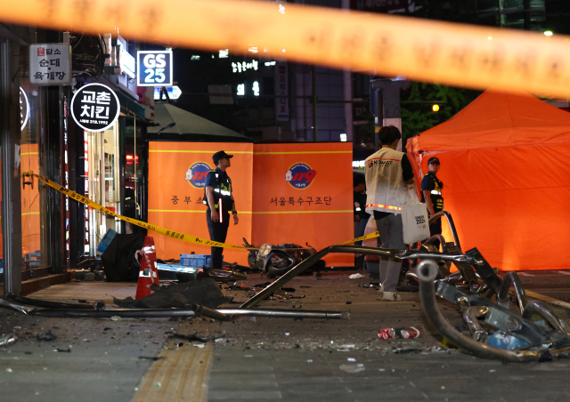 1일 교통사고가 발생한 서울 시청역 인근 교차로 인도에 사고 여파로 파편이 흩어져 있다. 연합뉴스