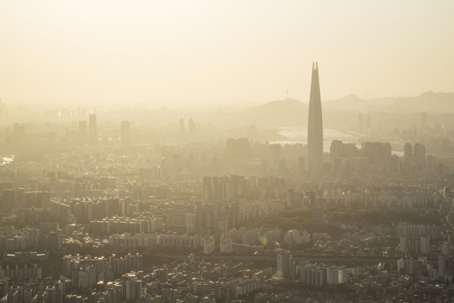 미세먼지로 뒤덮인 서울 시내 모습. 사진 = 이미지투데이