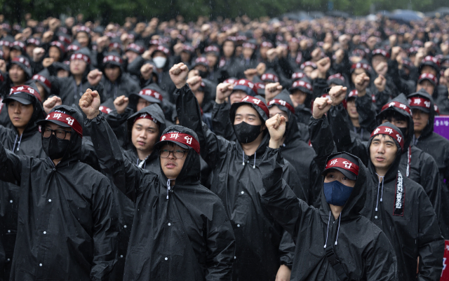 삼성전자 노조가 8일 파업결기대회에서 주먹을 쥔채 구호를 외치고 있다. 뉴스1