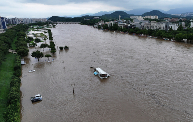 폭우가 쏟아진 10일 대구 동구 동촌 둔치 공영주차장 일대가 금호강 범람으로 침수돼 있다. 연합뉴스