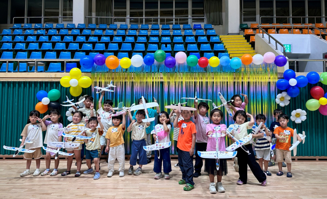 지난 달 포스코 콘서트에 마련된 자녀 돌봄 교실에 참여한 임직원 자녀들이 기념촬영을 하고 있다. 사진제공-포스코