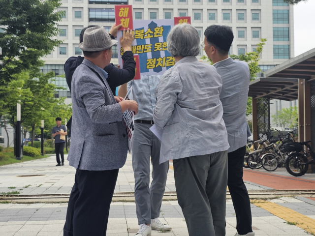 12일 검사를 검사하는 변호사 모임, 촛불행동 등 5개 시민단체 인사들이 수원지검 후문에서 이재명·김혜경 보복소환 정치검찰 규탄 기자회견을 열고 검찰을 비판하고 있다. 임종현 기자