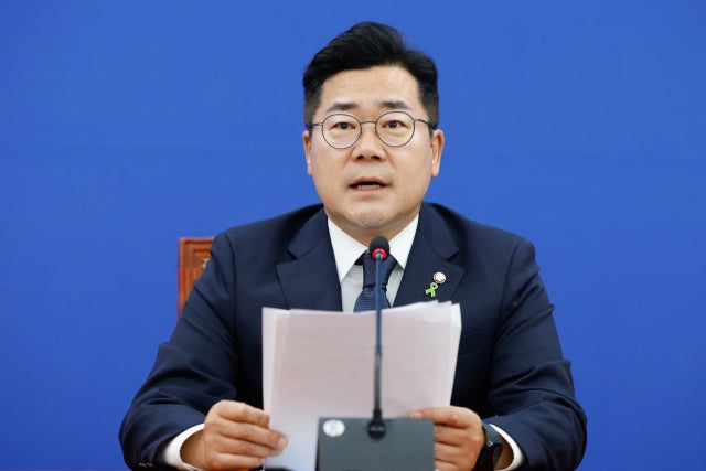 <b>박찬대</b> "<b>명품백</b> 의혹 꼬리자르기…尹 정권, 도마뱀 정권인가"