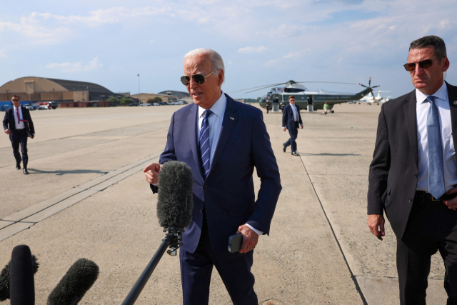 U.S. President Joe Biden responds to reporters' questions at Andrews Joint Base in Maryland on the 15th local time. REUTERS/Yonhap