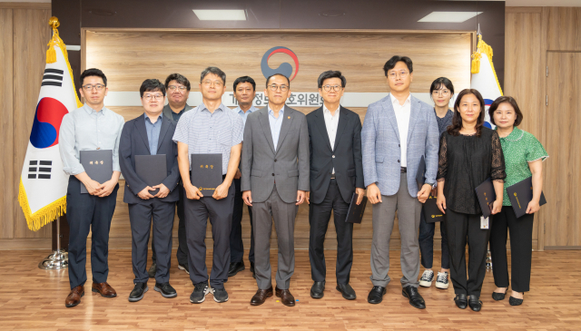 Go Hak-soo (fourth from the left in the front row) is taking a commemorative photo with participants at the appointment ceremony of the 2nd generation of anonymous information experts held at the Seoul Government Complex on the 19th. Photo provided by the Personal Information Protection Commission
