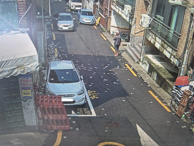 Debris from sewage balloons supported by North Korea fell on a road in Mia-dong, Gangbuk-gu, Seoul on the 21st. Photo provided by Joint Chiefs of Staff