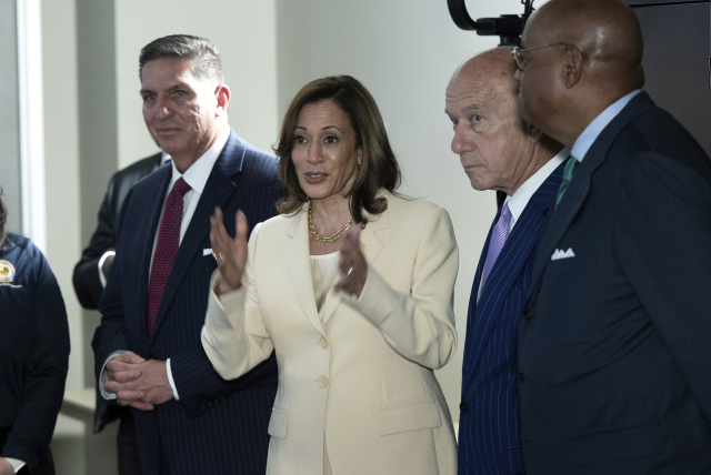 Kamala Harris (center), Vice President of the United States, is visiting Houston, a hurricane Beril disaster area, on the 24th local time, listening to explanations about recovery operations. AP News