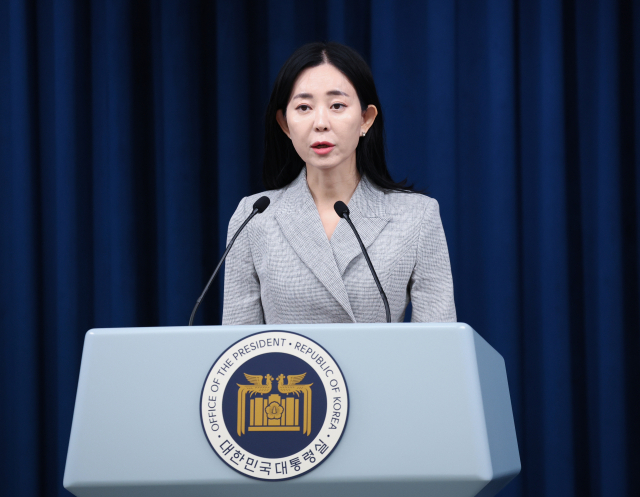 Jeong Hye-jeon, spokesperson for the presidential office, is briefing on the resignation of Lee Sang-in, vice chairman of the Korea Communications Commission, at the Blue House in Yongsan, Seoul on the 26th. Yonhap News