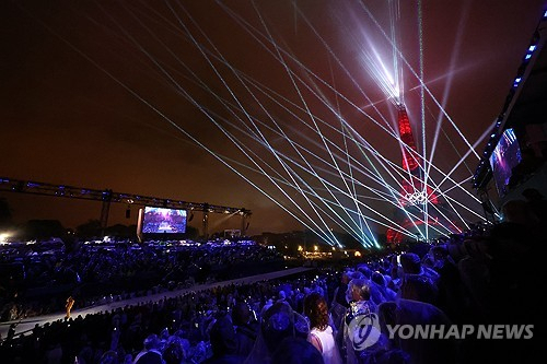 2024 파리올림픽 개막일인 26일 개회식이 열린 프랑스 파리 트로카데로 광장 행사장과 에펠탑 주위로 화려한 레이저쇼가 진행되고 있다. 연합뉴스