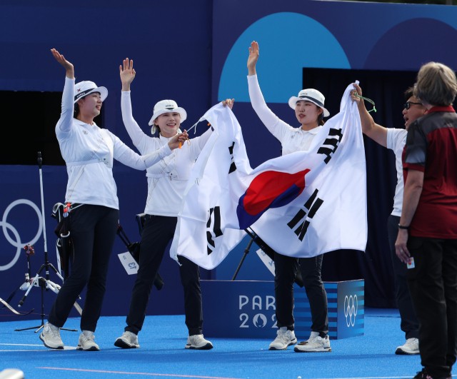 "한국이 쏘면 역사가 된다"…여자양궁 단체 <b>10연패</b> '금자탑' [<b>올림픽</b>]