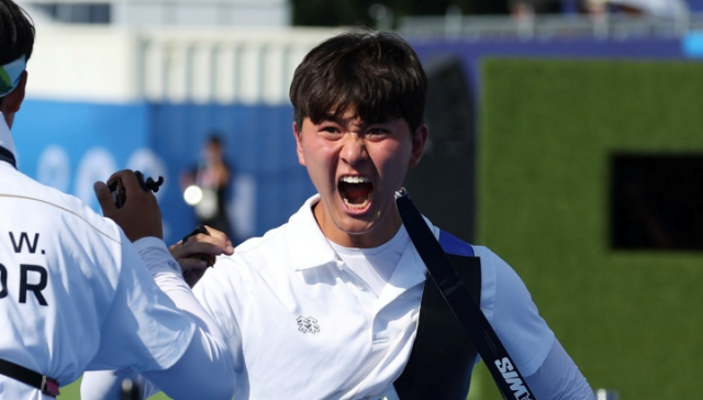 김제덕이 29일 오후(현지시각) 프랑스 파리 앵발리드 경기장에서 열린 2024파리올림픽 남자 양궁 단체전 결승에서 프랑스를 만나 10점을 쏜 뒤 기뻐하고 있다. 파리=성형주기자