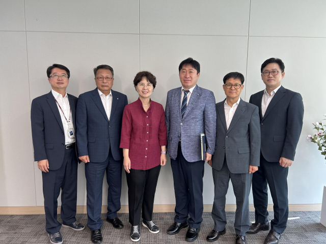 Officials from the Integrated Practical Consultative Committee for attracting Seongnam Science High School visited the Gyeonggi Provincial Office of Education on the 1st to deliver a letter of intention to attract the science high school and took commemorative photos. Photo provided by Seongnam City
