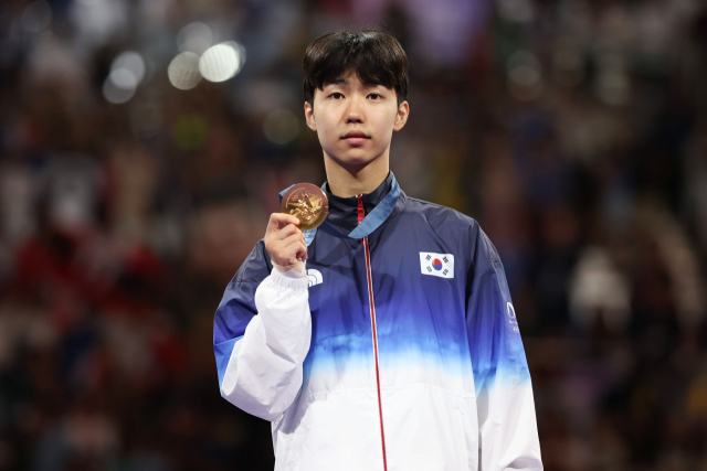 7일(현지시간) 프랑스 파리 그랑팔레 태권도경기장에서 열린 2024 파리올림픽 태권도 남자 58kg급 결승전에서 한국 박태준이 아제르바이잔의 가심 마고메도프에게 승리해 금메달을 따낸 뒤 가진 시상식에서 메달을 들어보