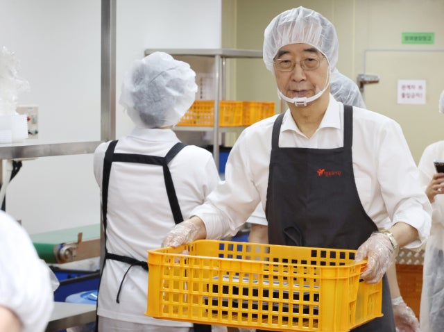 [사진]<b>도시락</b> 배달원된 한<b>총리</b> “건강하게 자라 과학자 꿈 이루렴”