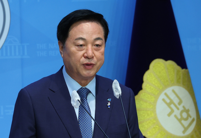 Kim Doo-kwan, a candidate for the Democratic Party of Korea, speaks at a press conference on policy proposals for the crisis of peace on the Korean Peninsula at the National Assembly Communication Hall on the morning of the 5th. Yonhap News