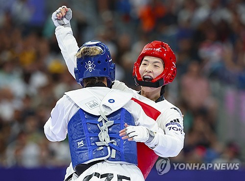 10일(현지시간) 프랑스 파리 그랑팔레 태권도 경기장에서 열린 2024 파리올림픽 태권도 여자 67kg급 16강전에서 한국 이다빈이 체코의 페트라 스톨보바와 경기에서 득점한 뒤 환호하고 있다. 연합뉴스