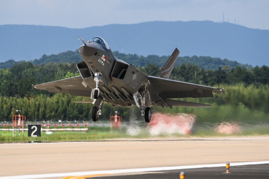 The first domestically produced supersonic combat aircraft KF-21 'Boramae' taking off vigorously from the runway. Photo provided by Defense Acquisition Program Administration