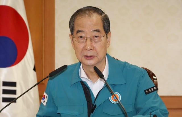 한총리 “<b>보건</b><b>노조 파업 동의</b> 못해…<b>의료</b>개혁 힘 보태달라"