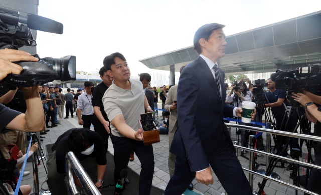 <b>검찰</b> 조사 마친 조국 "<b>이상직</b> 전 의원 모른다"