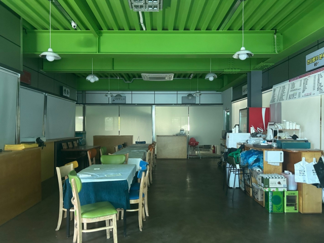 The first floor food court of the youth mall 'Cheongchun Sijeon' in the market street in Jeonju, Jeollabuk-do visited on the 29th of last month. Despite it being lunchtime, the store is not open for business. Jeonju=Reporter Park Jeong-hyun