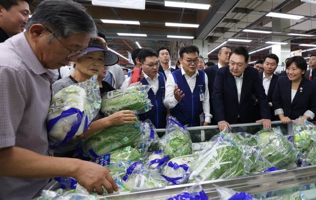 尹, 창동 하나로마트서 <b>추석</b> 물가 <b>점검</b>…"가격 안정 노력하겠다"