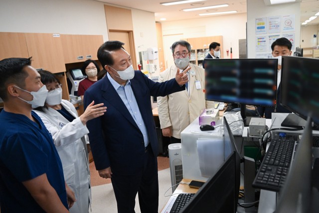 현장 목소리 경청 나선 <b>대통령실</b>…<b>비서관</b>들 지역 응급센터 찾는다