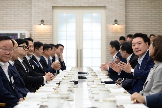 尹, 국힘 최고위원 일부와 <b>관저</b>에서 <b>만찬</b> 회동