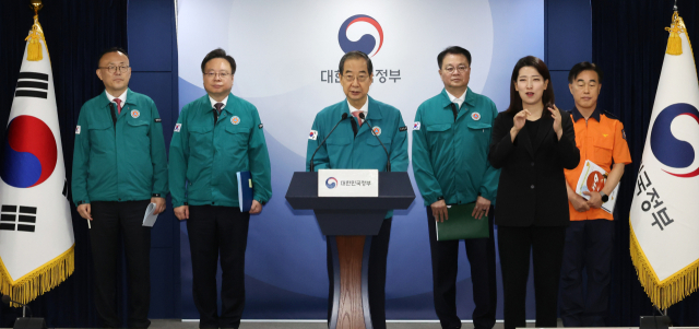 Prime Minister Han Duck-soo is briefing on the results of the Central Disaster and Safety Headquarters meeting of the Doctor Collective Action at the Government Seoul Office in Jongno-gu, Seoul on the 12th. Left to right in the back row: Director of the Disaster Safety Management Bureau Lee Han-kyung, Minister of Health and Welfare Cho Gyu-hong, Director of the National Security Office Bang Ki-seon, and Fire Commissioner Heo Seok-gon.