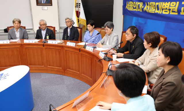 Park Joo-min, special committee chairman of the Democratic Party of Korea, speaks at a meeting with the Seoul Medical Emergency Measures Special Committee, the Seoul University and Seoul National University Hospital Professors' Emergency Committee at the National Assembly in Yeouido, Seoul on the morning of the 12th.