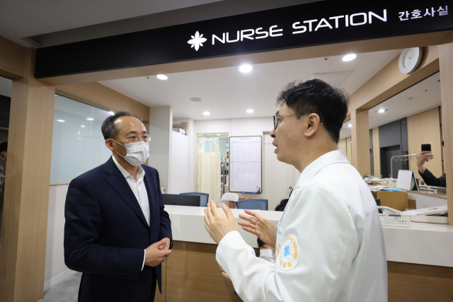 Choo Kyung-ho, floor leader of the People Power Party, visits Lin Women's Hospital in Dongdaemun-gu, Seoul on the morning of the 12th to inspect the emergency medical system in preparation for the Chuseok holiday. Yonhap News