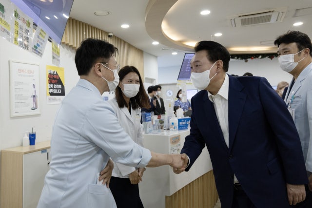 <b>연휴 마지막날 어린이병원</b> 찾은 尹…"의료진·국민 덕분에 잘 이겨내"