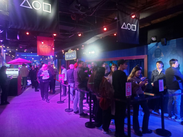 뉴욕 맨해튼의 오징어게임 체험장 내에 참여를 기다리는 긴 줄이 늘어서있다. 뉴욕=김흥록특파원