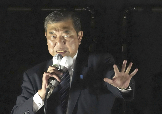 日本集権自民党総裁である李シヴァシゲで総理が衆院選挙投票を一日控えて 26日東京で選挙遊説をしている. AP連合ニュース