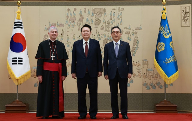 尹, 교황청 등 13개국 주한대사 <b>신임장</b> 받아