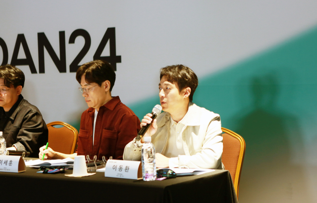 이동환(오른쪽 첫번째) 네이버랩스 비전 그룹 리더가 11일 서울 강남구 코엑스에서 열린 팀네이버 통합 콘퍼런스 '단 24' 기자 간담회에서 질문에 답변하고 있다. 이세훈(오른쪽 두번째) 네이버 플레이스 사업 기획 리