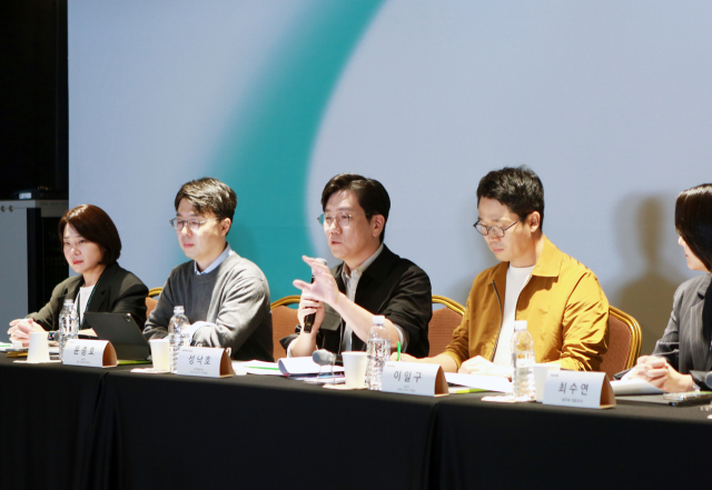 성낙호(왼쪽 세번째) 네이버클라우드 하이퍼스케일 AI 기술 총괄이 11일 서울 강남구 코엑스에서 열린 팀네이버 통합 콘퍼런스 '단 24' 기자간담회에서 질문에 답변하고 있다. 이윤숙(왼쪽 첫번째) 네이버 쇼핑 사업 