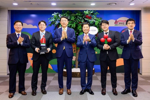 제현웅(왼쪽부터) 삼성글로벌리서치 부사장, 박범철 삼성전자 DS부문 사원대표, 장석훈 삼성사회공헌업무총괄 사장, 김병준 사회복지공동모금회 회장, 서준영 삼성전자 DX부문 사원대표, 황인식 사회복지공동모금회 사무총장이