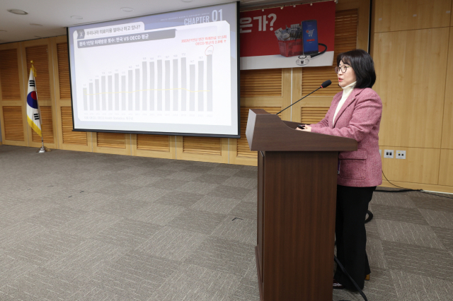 박정혜 건강보험심사평가원 심사운영실장이 9일 국회의원회관에서 열린 의료과다이용 실태 분석 및 대책 마련을 위한 정책토론회에서 발제를 하고 있다. 사진 제공=심평원