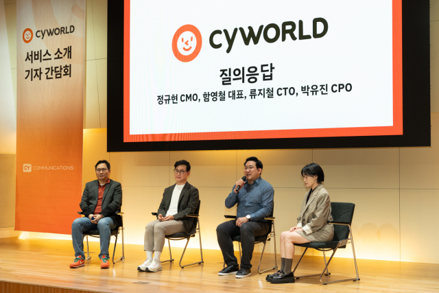 정규현(왼쪽부터) 싸이커뮤니케이션즈 최고마케팅책임자와 함영철 대표, 류지철 최고기술책임자, 박유진 최고제품책임자가 11일 서울 중구 을지로 페럼타워에서 열린 기자간담회에서 싸이월드 사업 전략을 소개하고 있다. 사진 