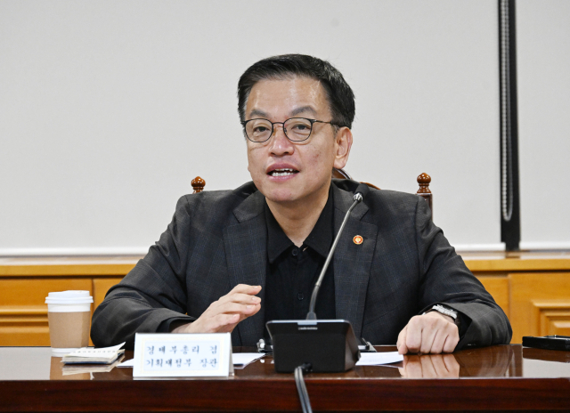 Deputy Prime Minister and Minister of Economy and Finance Choi Sang-mok is holding an urgent macroeconomic and financial issues meeting (F4 meeting) with Bank of Korea Governor Rhee Chang-yong, Financial Services Commission Chairman Kim Byung-hwan, and Financial Supervisory Service Chief Lee Bok-hyun at the Bankers' Club in Jung-gu, Seoul, on the morning of the 13th. Photo Provided by Ministry of Economy and Finance
