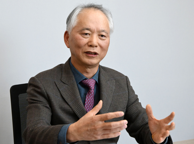 오정기 현대하이텍 대표가 지난해 12월 31일 경기 광주시 현대하이텍 본사에서 진행된 서울경제신문 인터뷰에서 생각을 밝히고 있다. 성형주 기자
