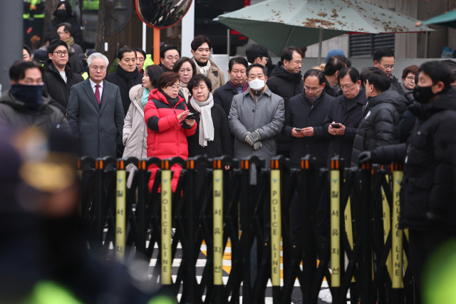 Members of the People Power Party gathered in front of the presidential residence in Hannam-dong, Yongsan-gu, Seoul, on the morning of the 6th to block the execution of an arrest warrant against President Yoon Suk-yeol. Yonhap News