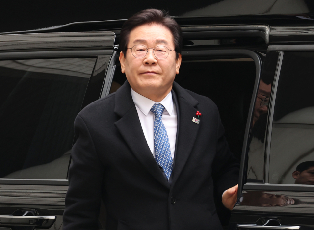 Lee Jae-myung of the Democratic Party stepping out of a car to attend a hearing for the 'Daejang-dong Embezzlement and Seongnam FC Bribery' case at the Seoul Central District Court on December 20 last year. Yonhap News