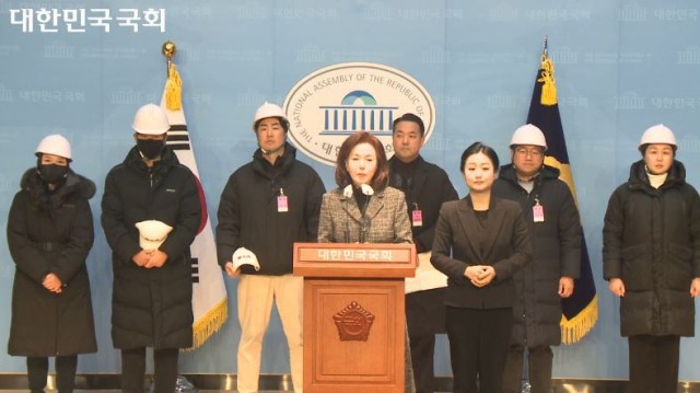 <b>김민전</b>, <b>백골단 국회 기자회견</b> 주선…이준석 "분변 못가리는 정치" 비판