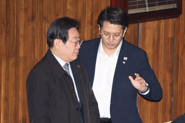 정치권發 '<b>카톡 검열</b>' <b>논란</b>…野 "내란선전 가짜뉴스 퍼나르면 고발" 與...