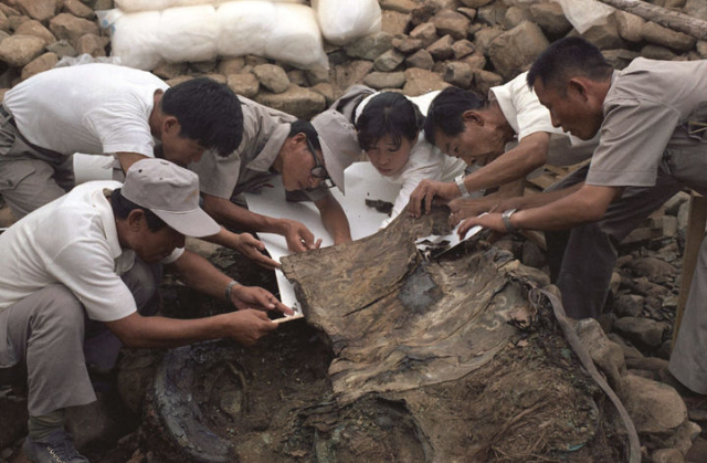 The scene of collecting a horseriding painting at the Cheonmachong excavation site in August 1973. Photo provided by the National Heritage Administration