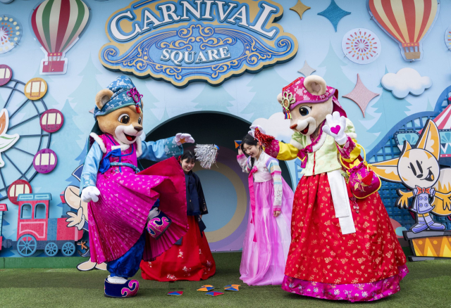 Visitors enjoying traditional games such as Ttakji-chigi and Jegichagi at the Carnival Plaza in Everland.