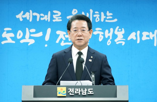 "<b>대선 출마</b> 결심 굳혔다"…조기 <b>대선</b> '촉각' 속 <b>김영록</b> 전남지사 나선다