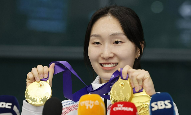 1년 쉬고도 바로 <b>3관왕</b>…'<b>경쟁력</b> 확인' 했다는 '金의 환향' <b>최민정</b>