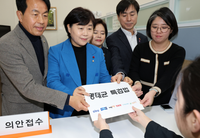 야6당 의원들이 11일 국회 의안과에 명태균 특검법을 접수하고 있다. 윤종오(왼쪽부터) 진보당 원내대표, 서영교 더불어민주당 의원, 정춘생 조국혁신당 원내수석부대표, 한창민 사회민주당 대표, 용혜인 기본소득당 대표.